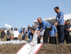 Pj Bupati Jombang Sugiat Tebar Benih Ikan Di Desa Bongkot Kecamatan Peterongan