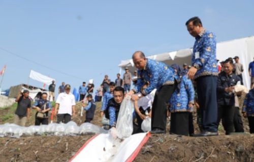 Pj Bupati Jombang Sugiat Tebar Benih Ikan Di Desa Bongkot Kecamatan Peterongan