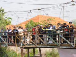 Pj Bupati Jombang Pantau Jembatan Dan Aksi Resik Kali Di Sumobito