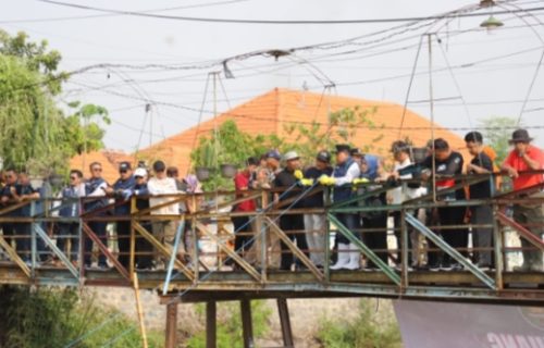 Pj Bupati Jombang Pantau Jembatan Dan Aksi Resik Kali Di Sumobito