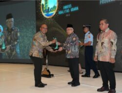Kinerjanya Terbaik, Miftahul Ulum Kepala DLH Jombang Menerima Penghargaan Green Leadership 2023