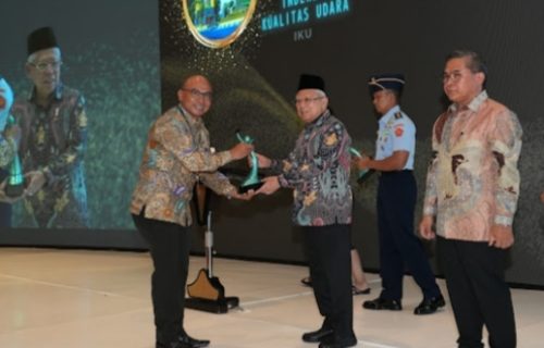 Kinerjanya Terbaik, Miftahul Ulum Kepala DLH Jombang Menerima Penghargaan Green Leadership 2023