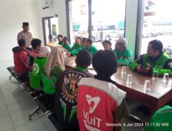 Polisi di Jombang Sambangi Pengemudi Ojol Korban Kecelakaan
