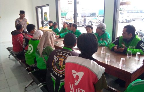 Polisi di Jombang Sambangi Pengemudi Ojol Korban Kecelakaan