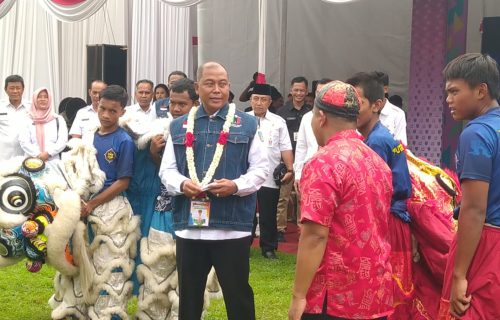 Pj Bupati Jombang Sugiat Melayani Warga Dalam Program BULAGA