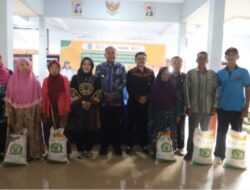 Pj Bupati Jombang Sugiat Salurkan Bantuan Cadangan Pangan Di Desa Sambirejo Wonosalam
