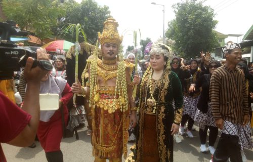 Masyarakat Desa Temon Sangat Antusias ikuti Arak-arakan Sedekah Desa