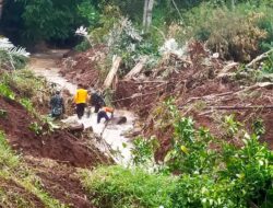 Petugas Gabungan Polres Jombang, Kodim 0814 dan Pemkab Jombang Bersihkan Material Longsor yang Menutupi Sungai Kali Maling di Jombang