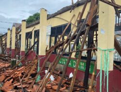 SDN Kedaung Depok Atap Bangunannya Ambruk