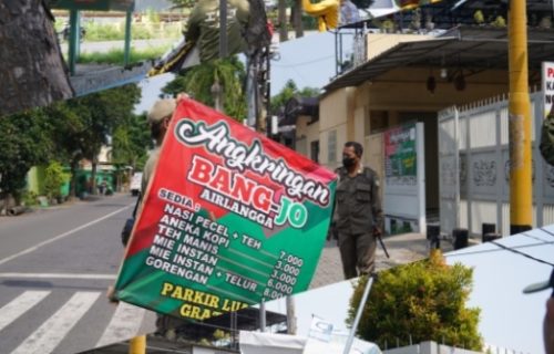 Sebanyak 84 Reklame Berhasil Ditertibkan Satpol PP Kabupaten Jombang Di Bulan Ramadan