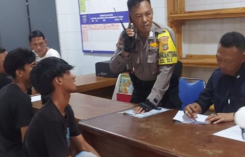 Pendatang Haram, Satroni Rumah Warga