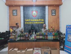 Berantas Miras di Jombang, Polisi Amankan Ratusan Botol Beserta Penjualnya