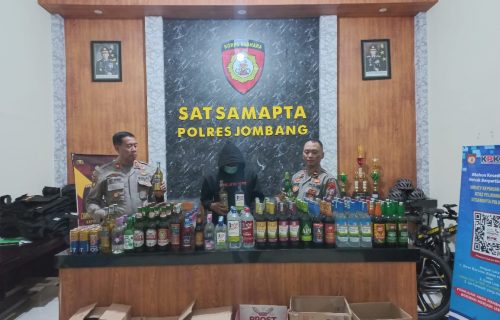 Berantas Miras di Jombang, Polisi Amankan Ratusan Botol Beserta Penjualnya