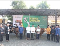 Pj Bupati Jombang Sugiat Salurkan 42 Hewan Program Tebar Qurban Baznas Jombang