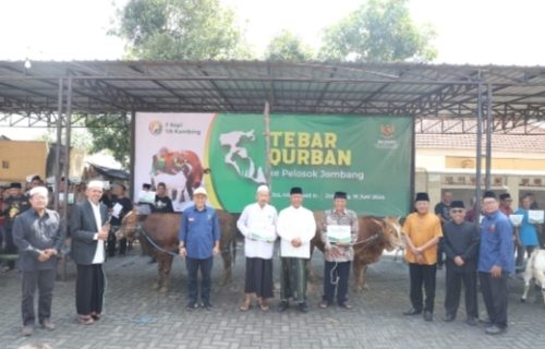 Pj Bupati Jombang Sugiat Salurkan 42 Hewan Program Tebar Qurban Baznas Jombang