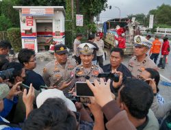 Antisipasi Balap Liar, Polisi Pasang Garis Kejut di Jalur Arteri Perak Jombang