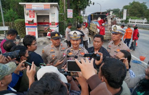 Antisipasi Balap Liar, Polisi Pasang Garis Kejut di Jalur Arteri Perak Jombang