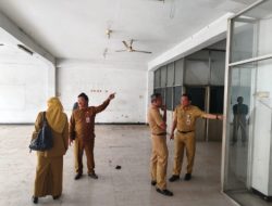 Sekda kab Jombang Pantau Langsung Pemasangan Papan Nama Aset Ruko Simpang Tiga