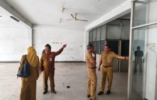 Sekda kab Jombang Pantau Langsung Pemasangan Papan Nama Aset Ruko Simpang Tiga