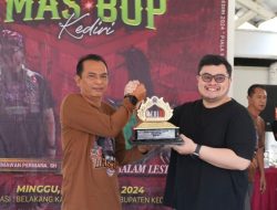 Bupati Kediri Hanindhito Himawan Pramana membuka perlombaan burung berkicau