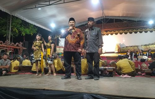 H. Warsubi Hadir Di Pagelaran Wayang Kulit Desa Keras