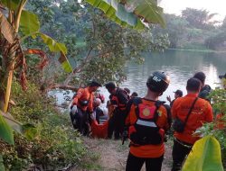Polisi Bersama Tim SAR, Temukan Korban Bunuh diri Menceburkan ke Sungai Brantas
