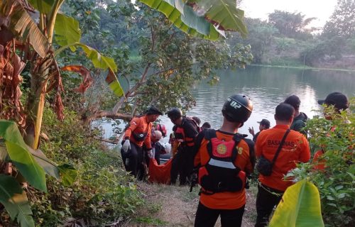 Polisi Bersama Tim SAR, Temukan Korban Bunuh diri Menceburkan ke Sungai Brantas