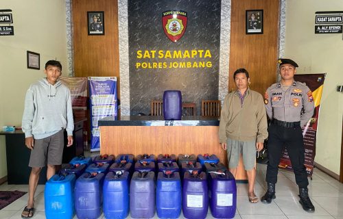 Polisi di Jombang Gagalkan Pengiriman 22 Jerigen Tuak Asal Tuban 