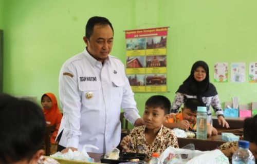 Pj Bupati Jombang Teguh Narutomo Turun Langsung, Pastikan Program Uji Coba Makan Siang Gratis Berjalan Lancar