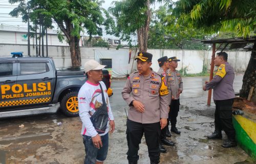 Antisipasi Banjir, Polres Jombang Koordinasi Pemasangan Pompa air
