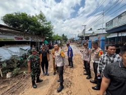 Kolaborasi Polres Kediri Kota Bersama TNI Dan Pemkab Tangani Banjir di Desa Tiron