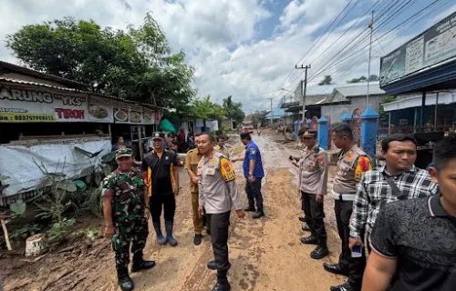 Kolaborasi Polres Kediri Kota Bersama TNI Dan Pemkab Tangani Banjir di Desa Tiron