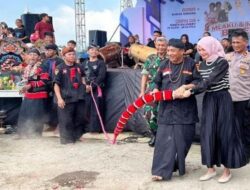 Walikota Kediri Terpilih Bersama Wakilnya Menggelar Pesta Rakyat Sebagai Bentuk Tasyakuran Atas Kemenangan Mereka Dalam Pilkada Kota Kediri 2024