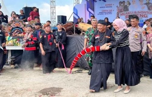 Walikota Kediri Terpilih Bersama Wakilnya Menggelar Pesta Rakyat Sebagai Bentuk Tasyakuran Atas Kemenangan Mereka Dalam Pilkada Kota Kediri 2024