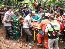 Polres Jombang Bersama TNI, Bantu Pencarian Korban Tanah Longsor