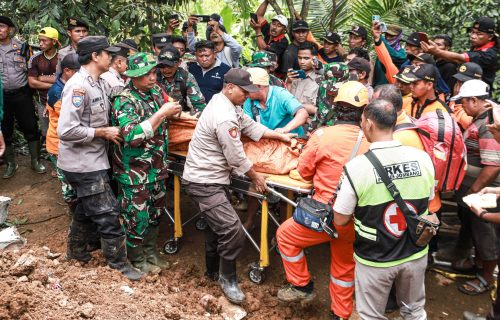 Polres Jombang Bersama TNI, Bantu Pencarian Korban Tanah Longsor