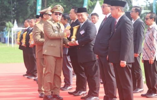 Pj Bupati Jombang Mendapat Penghargaan Jatim K3 Award Tahun 2025