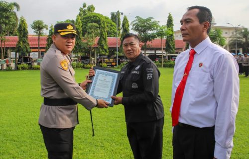 Kapolres Jombang Memberikan Penghargaan kepada 24 Anggota Berprestasi