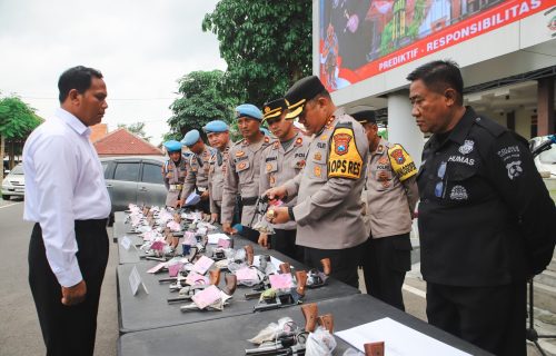 Bentuk Pengawasan, Kapolres Jombang Lakukan Pemeriksaan Senpi dan Urine Secara Berkala