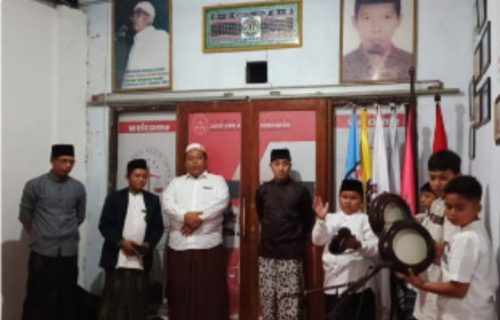 Peresmian Hadroh As Sholihin Ditandai Pemotongan Tumpeng