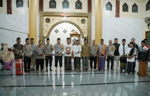 Kapolres Jombang Pimpin Patroli Sepertiga Malam, Pembagian Makan Sahur Gratis Kepada Masyarakat dan Imam Safari Kultum Subuh