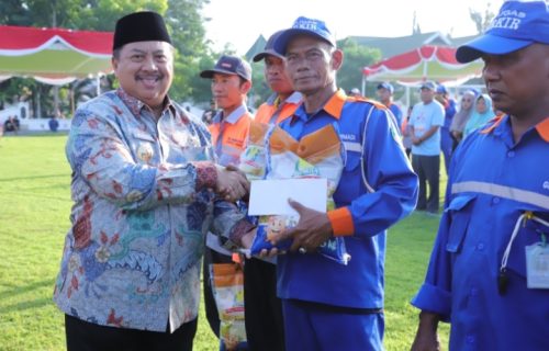 Dinas Sosial Menyerahkan Bantuan 3.636 orang Sosial Terdiri Dari PKS dan PSKS
