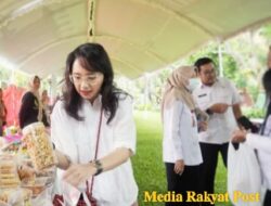 Ketua TP-PKK Kabupaten Kediri Memborong Produk Dibazar Ngabuburit