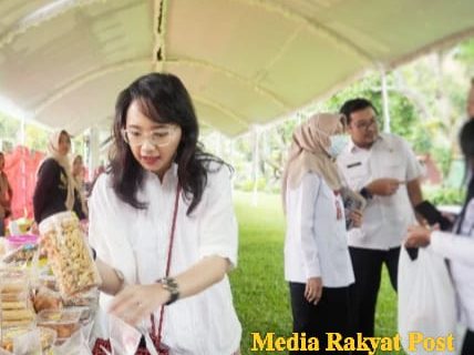Ketua TP-PKK Kabupaten Kediri Memborong Produk Dibazar Ngabuburit