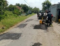 Bupati Warsubi Tugaskan Mandor Jalan Untuk Atasi Jalan Berlubang