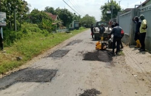Bupati Warsubi Tugaskan Mandor Jalan Untuk Atasi Jalan Berlubang