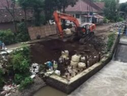 Menuju Jombang Bebas Banjir Bupati Warsubi Giatkan Normalisasi Saluran Air Dalam 100 Hari Kerjanya
