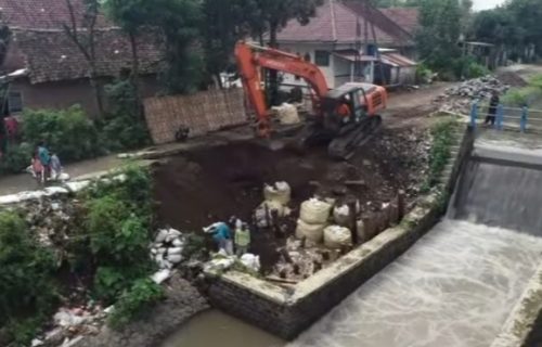 Menuju Jombang Bebas Banjir Bupati Warsubi Giatkan Normalisasi Saluran Air Dalam 100 Hari Kerjanya