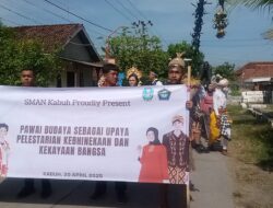 SMA Negeri Kabuh Gelar Pawai Keliling Meriah untuk Memperingati HUT ke-34