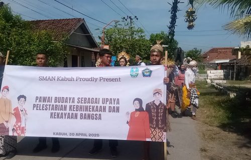 SMA Negeri Kabuh Gelar Pawai Keliling Meriah untuk Memperingati HUT ke-34
